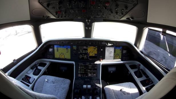 Cockpit eines Jets Embraer Legacy 450 (Symbolbild)