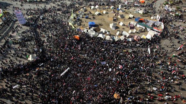 Zum Jahrestag der Revolution protestiere Tausende gegen den neuen Präsidenten, Mohammed Mursi.
