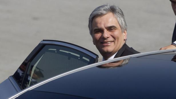 Austrian Chancellor Werner Faymann arrives to attend the summit of the Community of Latin American, Caribbean States and European Union (CELAC-UE), at the airport of Santiago January 25, 2013. REUTERS/Claudio Reyes (CHILE - Tags: POLITICS)