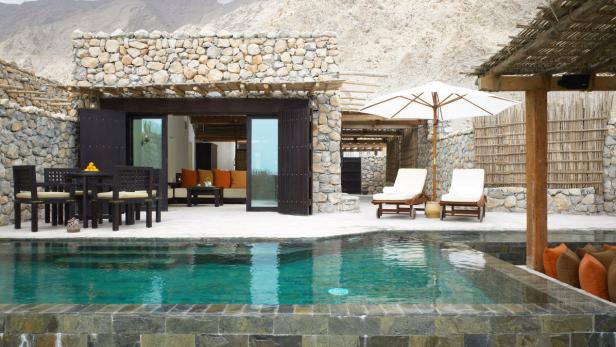 Ein luxuriöses Resort mit Pool und Blick auf die Berge.