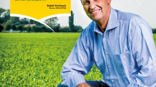 Ein lächelnder Mann kniet auf einem Feld, Werbung für Bio Austria.
