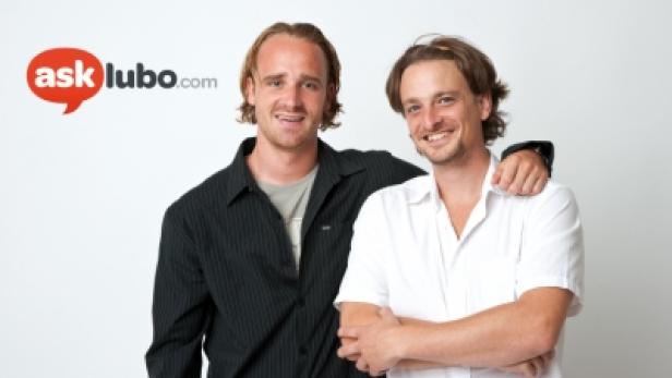 Zwei Männer posieren vor einem Hintergrund mit dem „asklubo.com“-Logo.