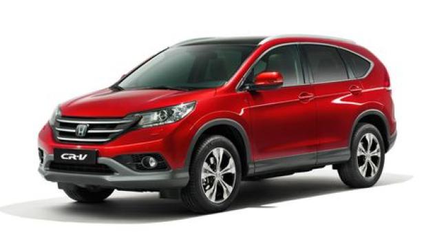 Ein roter Honda CR-V steht vor einem weißen Hintergrund.