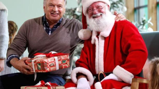Hans Pum, ÖSV-Sportdirektor, und der Weihnachtsmann, der ja Schlitten und nicht mehr Ski fährt. (c: a1)