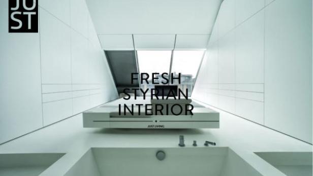 Ein minimalistisches Badezimmer mit Badewanne und Fenster in einem modernen Haus.