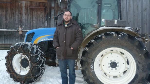 Thomas Völkl und sein Traktor, der nur 40 km/h fahren kann.