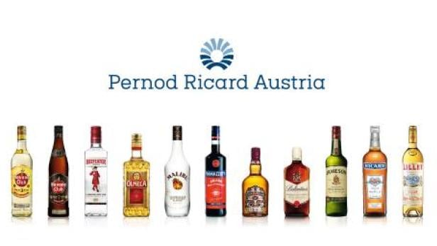 Eine Reihe verschiedener Flaschen alkoholischer Getränke der Marke Pernod Ricard Austria.