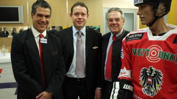 Eine Gruppe von Männern posiert neben einer Schaufensterpuppe im Eishockeytrikot Österreichs.
