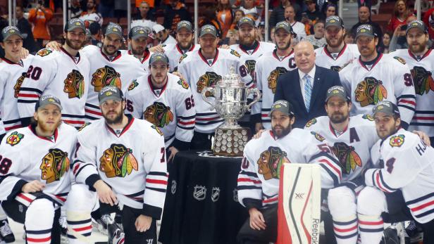 Blackhawks posieren mit der Clarence S. Campbell Bowl, die der Gewinner der Western Conference erhält.