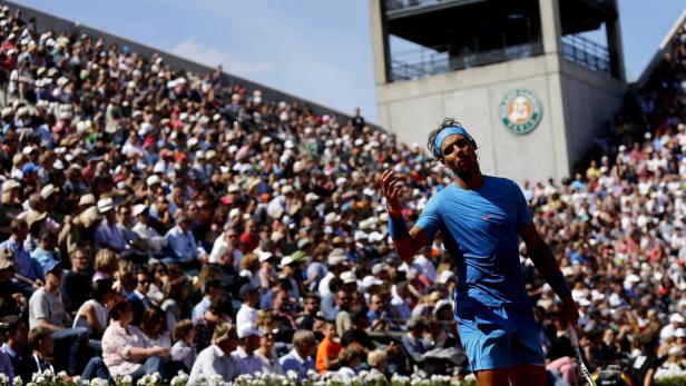 Rafael Nadal gestikuliert vor einer Zuschauermenge bei einem Tennismatch.