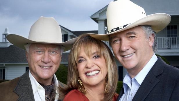 &quot;Dallas&quot;, In der Fortsetzung des Serienklassikers &quot;Dallas&quot; dreht sich erneut alles um Macht- und Intrigenspielchen im Umfeld der Southfork Ranch. Auch diesmal werden J.R., seine Frau Sue Ellen und Bobby Ewing wieder für ordentlich Gesprächsstoff sorgen. Doch im Zentrum der Handlung stehen jetzt ihre Kinder: John Ross Ewing III, Sohn von J.R. und Sue Ellen, und Christopher Ewing, Bobbys Sprössling, scheinen sich die Charaktereigenschaften ihrer Eltern angeeignet zu haben. Während John Ross vornehmlich auf Geld- und Machterwerb aus ist, möchte Christopher die Southfork Ranch florieren lassen und engagiert sich nebenbei für alternative Energien. Unterhaltungsserie, jeden Sonntag in ORF eins.Im Bild (v.li.): Larry Hagman (J.R. Ewing), Linda Gray (Sue Ellen Ewing), Patrick Duffy (Bobby Ewing). - Veroeffentlichung fuer Pressezwecke honorarfrei ausschliesslich fuer die redaktionelle Berichterstattung in Zusammenhang mit Sendungen oder Veranstaltungen des ORF. Foto: ORF/TELE-München. Andere Verwendung honorarpflichtig und nur nach schriftlicher Genehmigung der ORF-Fotoredaktion. Copyright: ORF, Wuerzburggasse 30, A-1136 Wien, Tel. +43-(0)1-87878-13606