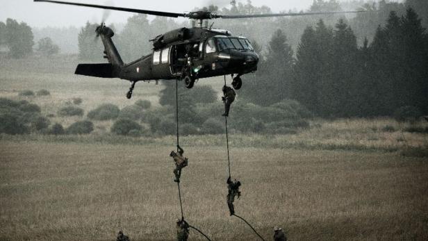 Bei der Aktion werden erstmals Black-Hawk-Hubschrauber des Heeres mit Cobra-Beamten im Einsatz sein.