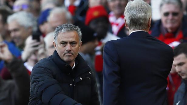 José Mourinho steht inmitten einer Menschenmenge.