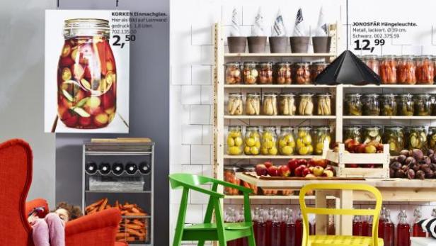 Einrichtungsidee mit Möbeln und Dekoration von IKEA, darunter Stühle, Regale und Einmachgläser.