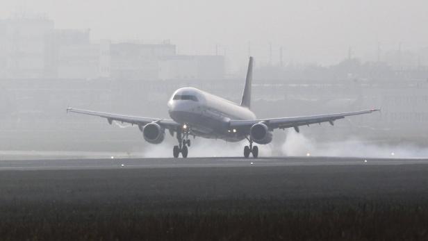A Lufthansa Airbus A321 makes the first landing of a commercial aircraft on the new north-west runway at Frankfurt Airport October 21, 2011. REUTERS/Alex Domanski (GERMANY - Tags: TRANSPORT POLITICS)