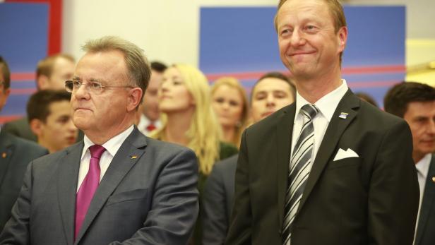 Der eine versteht die Welt nicht mehr, der andere lacht: Hans Niessl (SPÖ) und Johann Tschürtz (FPÖ) am Wahltag.