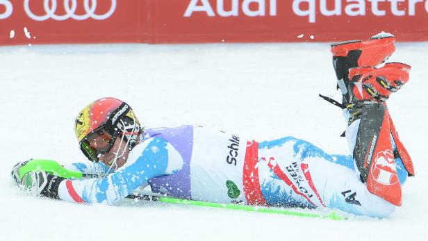 Ein Skirennläufer liegt nach einem Sturz im Schnee.