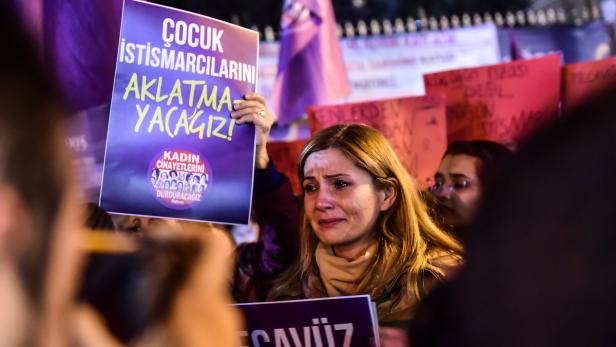 Eine türkische Frau weint während einer Demo gegen das geplante Gesetz.