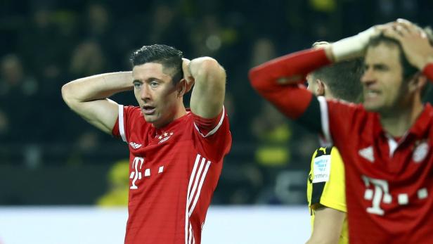 Robert Lewandowski und ein weiterer Bayern-Spieler wirken frustriert.