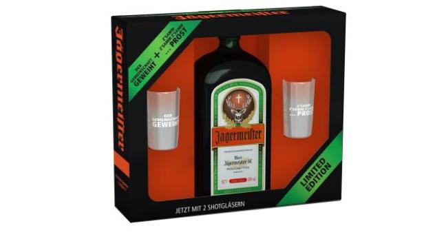 Eine Jägermeister-Flasche in einer Geschenkverpackung mit zwei Shotgläsern.