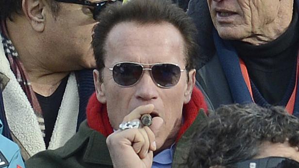 APA11185626 - 27012013 - KITZBÜHEL - ÖSTERREICH: Arnold Schwarzenegger am Sonntag, 27. Jänner 2013, während des 2. Durchgangs im Slalom der Herren im Zielstadion in Kitzbühel. APA-FOTO: HANS KLAUS TECHT