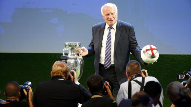 Greg Dyke rief Deutschland und andere wichtige Fußball-Nationen aus Protest gegen Blatter zu einem gemeinsamen Verzicht auf die WM auf.