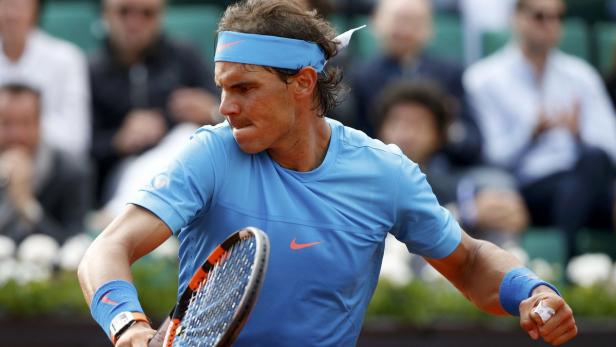 Rafael Nadal bei einem Tennisspiel in blauer Sportbekleidung.