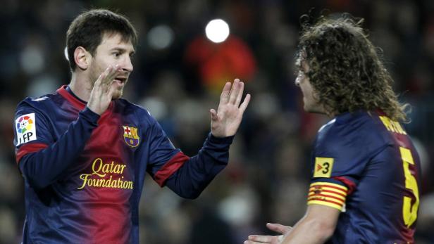Barcelona&#039;s Lionel Messi (L) and Carles Puyol celebrate a goal against Osasuna during their Spanish first division soccer league match at Camp Nou stadium in Barcelona, January 27, 2013. REUTERS/Albert Gea (SPAIN - Tags: SPORT SOCCER)
