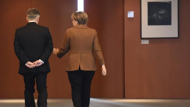 Er geht, sie bleibt: Die CDU sieht keine Parallelen zwischen Faymann und Merkel.