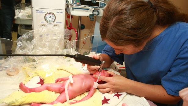 Frühgeburt: Ärzte üben an 50.000-Euro-Puppe