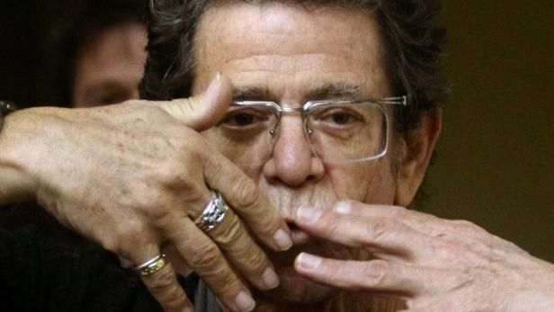 Lou Reed mit Brille formt mit seinen Händen ein Rechteck vor seinem Gesicht.