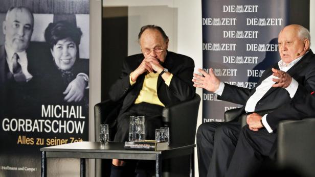 Der ehemalige Präsident der Sowjetunion Michail Gorbatschow (r) und der ehemalige deutsche Außenminister Hans-Dietrich Genscher (FDP) sitzen in einer Buchbesprechung am 15.03.2013 in der Peterskirche in Leipzig (Sachsen). Foto: Jan Woitas/dpa +++(c) dpa - Bildfunk+++