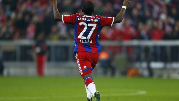 David Alaba von Bayern München jubelt mit erhobenen Armen.