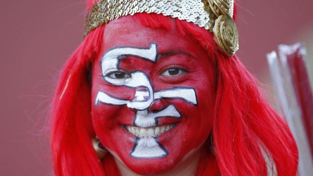 San Francisco 49ers fan Corey Chan arrives at the stadium for their NFL NFC Divisional play-off football game against the Green Bay Packers in San Francisco, California, January 12, 2013. REUTERS/Mike Blake (UNITED STATES - Tags: SPORT FOOTBALL)