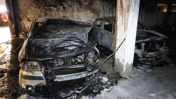 Das Feuer in der Garage vernichtete drei Autos. 26 Fahrzeuge wurden außerdem schwer beschädigt. Die gesamte Wohnanlage wurde evakuiert