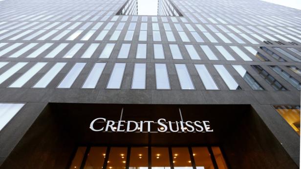 Das Gebäude der Credit Suisse von unten fotografiert.