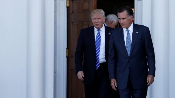 Donald Trump und Mitt Romney verlassen gemeinsam ein Gebäude.