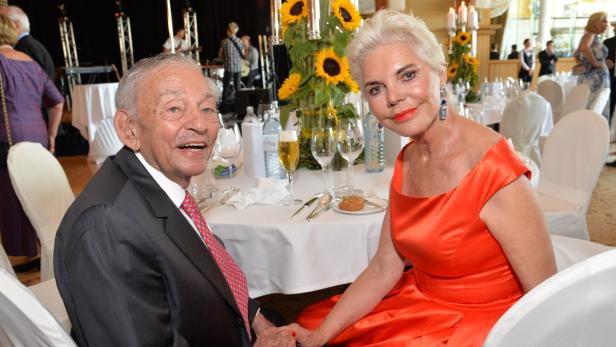 Karl Wlaschek mit Ehefrau Ricki an seinem 97. Geburtstag