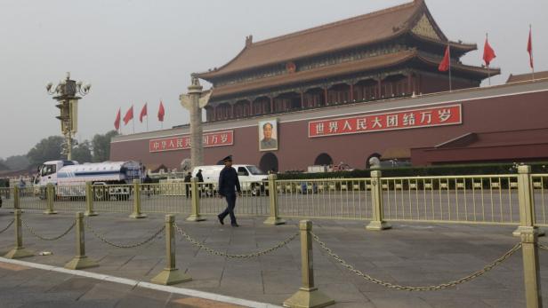 Ein Wachmann geht über den Tian'anmen-Platz in Peking.