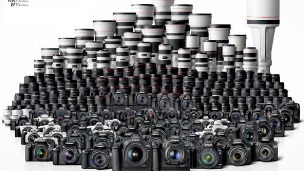 Eine große Ansammlung von Canon-Kameras und -Objektiven, die in Pyramidenform angeordnet sind.