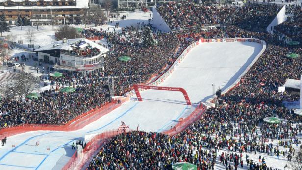 APA11166962-2 - 26012013 - KITZBÜHEL - ÖSTERREICH: ZU APA-TEXT SI - Ein Blick auf den von Zuschauern besetzten Zielraum am Samstag, 26. Jänner 2013, während der Weltcup Herren Abfahrt auf der Streif in Kitzbühel. APA-FOTO: HANS KLAUS TECHT