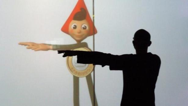 Eine Person ahmt die Pose einer Zeichentrickfigur mit einem Euro als Bauch nach.