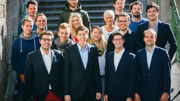 Eine Gruppe von etwa 15 Personen steht auf einer Treppe.