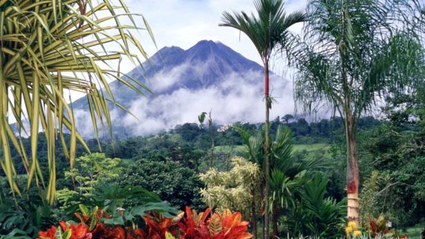 Der Vulkan Arenal in Costa Rica, umgeben von üppiger tropischer Vegetation.