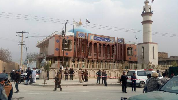 Afghanische Sicherheitskräfte sichern die Moschee ab