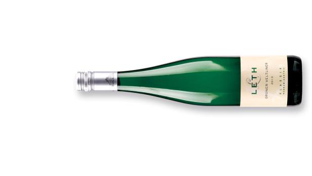 Eine grüne Weinflasche „Leth Grüner Veltliner Klassik 2013“ liegt auf einer weißen Oberfläche.