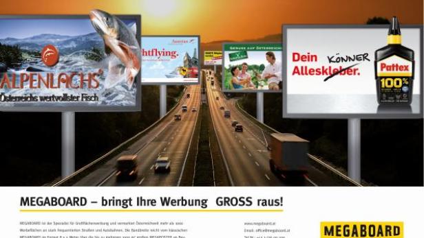 Mehrere Werbetafeln von Megaboard säumen eine Autobahn bei Sonnenuntergang.