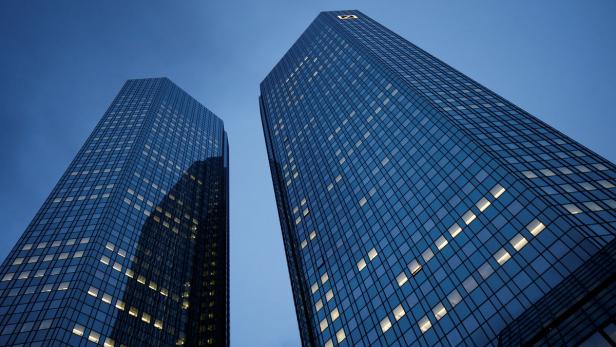 Zwei hohe Bürogebäude mit Glasfassaden ragen in den blauen Himmel.