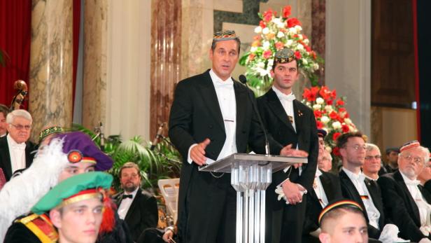 epa03082397 The leader of the &#039;Freedom Party (FPO), Heinz Christian Strache (C-L) and Ball Organiser Udo Guggenbichler (C-R) speak during the opening of the &#039;WKR-Ball&#039; of student fraternities at the Vienna Imperial Palace in Vienna, Austria, 27 January 2012. The WKR ball is traditionally organized by student fraternities, which include far-right members from across Europe. The event is part of Vienna&#039;s famous ball season. Protesters in Austria marking Holocaust Remembrance Day have condemned organizers of the ball. EPA/FAYER / HANDOUT MANDATORY: CREDIT FAYER HANDOUT EDITORIAL USE ONLY/NO SALES