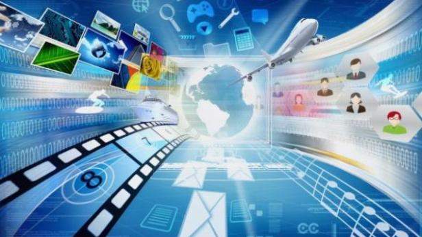 Eine Collage aus digitalen Elementen wie Flugzeug, Filmstreifen und Icons auf blauem Hintergrund.